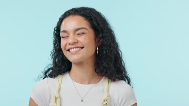 Göz Kırp Kadın Yüz Stüdyoda Güven Ifade Kahkaha Için Gülümse — Stok video