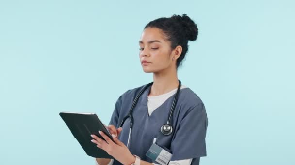 Enfermera Mujer Pensante Tableta Con Solución Salud Análisis Datos Resultados — Vídeos de Stock