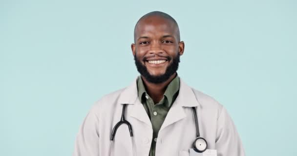 Face Stüdyodaki Mutlu Siyahi Adam Doktor Mavi Arka Plan Modelleme — Stok video