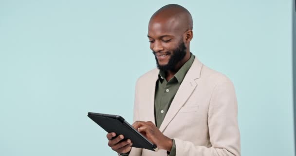 平板电脑 微笑和研究与一个在工作室的黑人商人在蓝色背景的关系网 与快乐的年轻员工一起在网上滚动查找信息的技术 研究或电子邮件 — 图库视频影像
