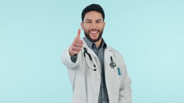 医生和大拇指向上 成功或医疗保健支持 谢谢你 喜欢工作室里的情调 医生的脸上挂着满意的表情 而且在蓝色背景下为医院服务表现出良好的工作精神 — 图库视频影像