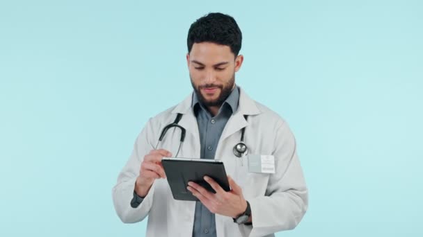 医生和平板电脑 用于蓝色背景工作室的在线咨询 研究或外科规划 远程保健 专业工作人员和具有数字技术的病人分析人员 — 图库视频影像