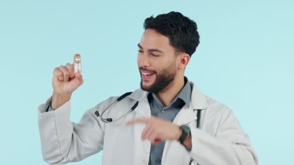 医疗保健 疫苗和一个快乐的医生男人在工作室的蓝色背景推荐治疗 与准备好治疗疾病的年轻医学专业人员合影 合影和微笑 — 图库视频影像