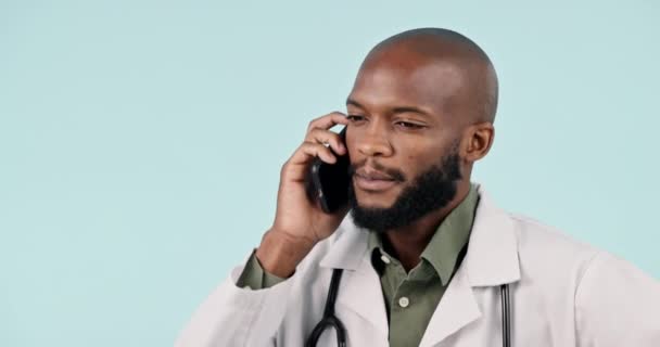 非洲医生 电话和工作室与思考 建议或说话的蓝色背景的医疗保健 智能手机对话和咨询结果 新闻或进展良好 — 图库视频影像