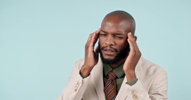 黑人男人和面对痛苦和倦怠在工作室从公司的工作和心理健康 蓝底背景下的审计职业给商人 个人和压力带来了焦虑和头脑模糊 — 图库视频影像