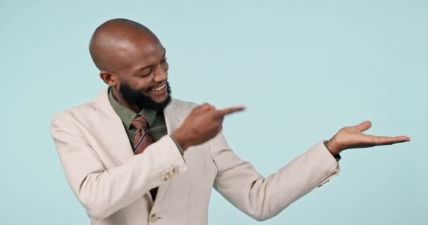 Işaret Stüdyoda Reklam Duyuru Maket Alanı Için Bir Adamı Mutlu — Stok video