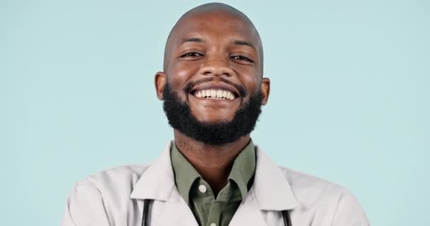 Doktor Stüdyodaki Siyah Adamın Yüzü Gülümsemesi Mavi Arka Planda Özgüven — Stok video
