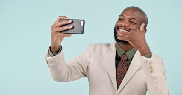 平和サイン アイコン 絵文字のためのビジネスマン セルフィー スタジオ ブルーバックによるWebブログの笑顔 アフリカの起業家 シンボルを持つメモリと写真 ソーシャルメディアに投稿するための投票またはV — ストック動画