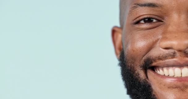 Yarı Yüz Gülümse Stüdyoda Pazarlama Için Mavi Arka Planda Siyahi — Stok video