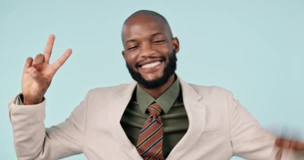 Hombre Negocios Signo Paz Estudio Con Sonrisa Cara Emoji Feliz — Vídeos de Stock