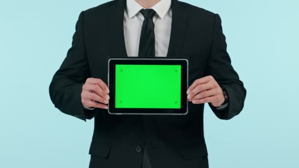 Forretningsmand Hænder Tablet Med Grøn Skærm Reklame Eller Markedsføring Studiebaggrund – Stock-video