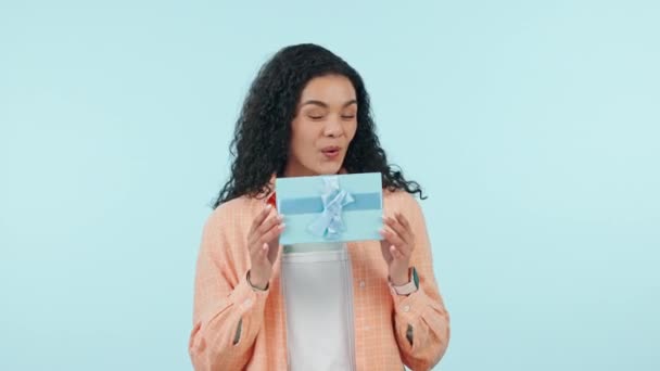 Sıkışma Kutusu Stüdyoda Heyecanlı Mutlu Bir Kadın Mavi Bir Arka — Stok video
