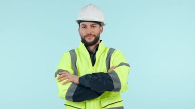 Yüz, mühendis ve kolları miğferli bir adam stüdyoda mavi arka plan modelleme alanında izole edilmiş. Portre, mimar ve kendine güvenen profesyonel, Brezilya 'da inşaat işi için şapkalı.