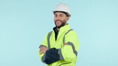 Yüz, mimar ve kolları kaskla bağlı mutlu bir adam stüdyoda mavi arka plan modelleme alanında izole edilmiş. Portre, mühendis ve Brezilya 'da inşaat işi için sağlam şapkalı kendinden emin bir profesyonel..