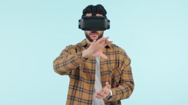 VR, oyun ve eller için Stüdyoda, mavi arka planda fütüristik, teknoloji ve oyuncu ile birlikte oyun, oyun ve esportlar. Sanal gerçeklik, ux ve çevrimiçi oyunlar için siber, gözlük ve teknolojiye sahip kişi.