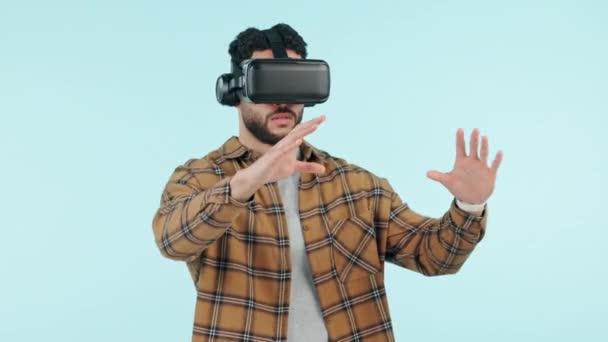 Wirtualna Rzeczywistość Przyszłość Gogle Człowiekiem Używającym Technologii Studio Niebieskim Tle — Wideo stockowe