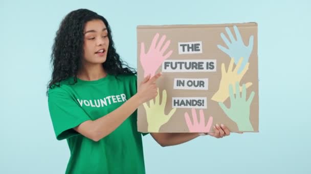 Волонтер Плакат Портрет Женщины Студии Экологичность Будущее Подотчетность Лицо Счастливого — стоковое видео