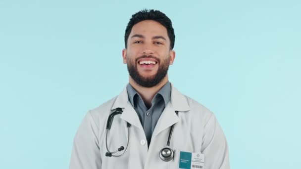 Médico Retrato Hombre Estudio Por Orgullo Profesional Confianza Confianza Feliz — Vídeos de Stock