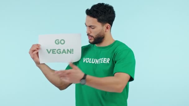 Voluntário Assinar Vegan Cartaz Estúdio Enquanto Apontando Para Você Para — Vídeo de Stock
