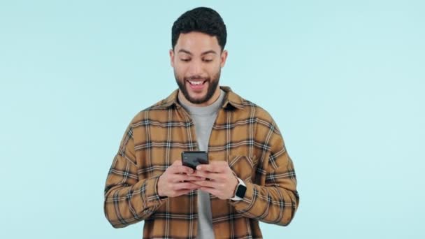 快乐的男人 电话和打字在社交媒体 沟通或网络在工作室背景下 男子笑着在模拟空间的手机应用程序上进行在线搜索 发短信或聊天 — 图库视频影像