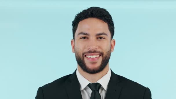 Gesicht Anwalt Und Glücklicher Geschäftsmann Studio Isoliert Auf Blauem Hintergrund — Stockvideo