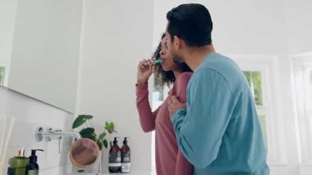 健康和夫妻在浴室里刷牙 以保持自然 健康和早晨的日常活动 牙科护理 美容美发 年轻男女在公寓一起谈论口腔卫生 — 图库视频影像