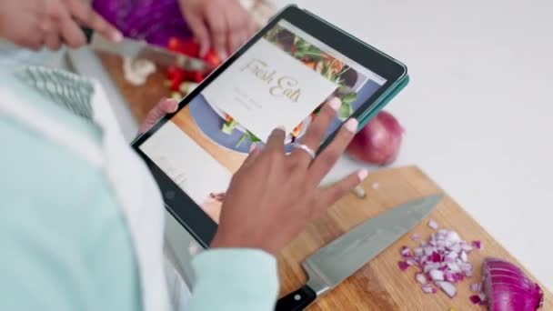 Hand Tablett Och Bläddra Mat Webbplats För Online Recept Matlagning — Stockvideo