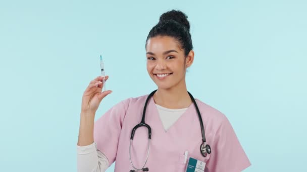 针头和疫苗 妇女和脸在工作室 医疗保健和药物隔离蓝色背景 具有注射器 免疫和免受病毒感染的肖像 健康和医疗专业人员 — 图库视频影像