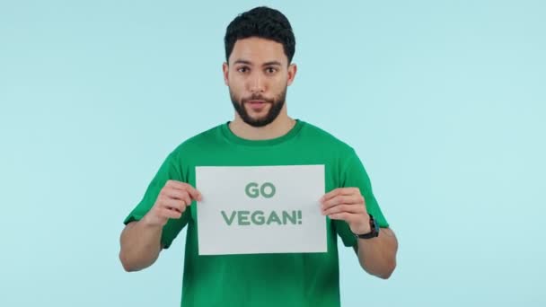 Ativista Assinar Vegan Cartaz Estúdio Apontando Para Responsabilidade Sustentabilidade Retrato — Vídeo de Stock