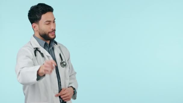 Man Läkare Och Peka Mockup Utrymme Reklam Eller Marknadsföring Mot — Stockvideo