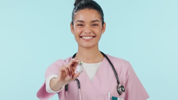医疗保健 护士和妇女与疫苗瓶在工作室 是的药物病毒 医疗支持和健康 推广及认同药物促进健康 面带微笑 — 图库视频影像
