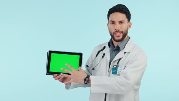 平板绿色屏幕和演示 谈论医疗保健信息 建议或咨询工作室 医疗工作者在数字模拟 软件和蓝色背景下说话的脸 — 图库视频影像
