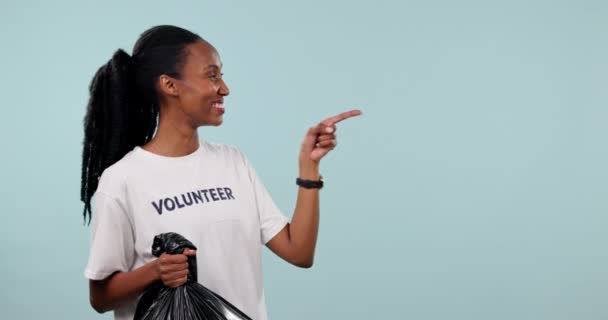 Saco Lixo Limpeza Voluntário Mulher Negra Apontam Para Notícias Poluição — Vídeo de Stock