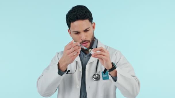 Aşı Enjeksiyonu Doktor Adam Mavi Arka Planda Stüdyo Için Ilaç — Stok video