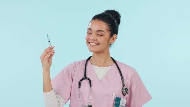 医疗保健 护士和妇女与注射器在工作室 用于注射 医疗支持和健康 专业人员和病毒治疗或药物胰岛素促进健康微笑 — 图库视频影像