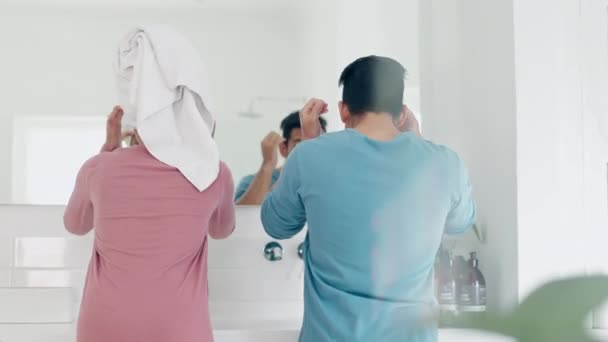 头发和早上一对夫妇在浴室在一起在他们的家里做一个仪容的例程 男人和女人在为房子的护肤做准备时的镜子 健康或美丽 — 图库视频影像