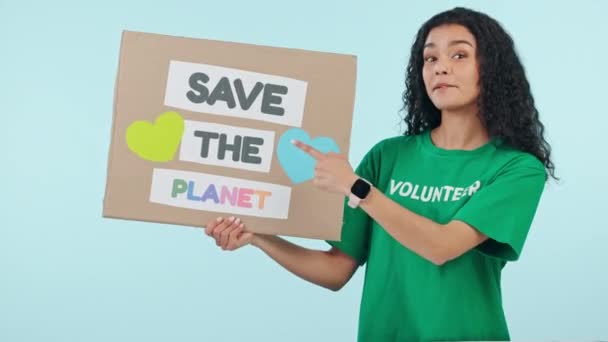 Vrouw Vrijwilliger Poster Klimaatverandering Duurzaamheid Activisme Glimlach Blauwe Achtergrond Wijs — Stockvideo