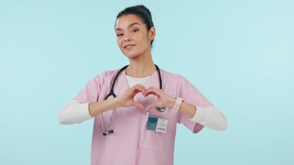 心脏手和脸 医疗保健和妇女在心脏科与支持隔离蓝色背景 有爱情标志的人物形象 健康与健康 在工作室里有照料者的照料与感伤 — 图库视频影像