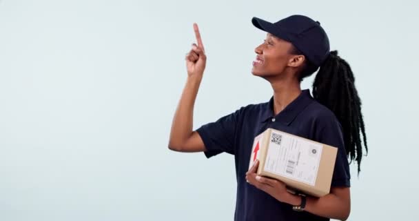 Happy Black Woman Box Pointing Delivery Logistics Shipping Advertising Studio — Stock Video