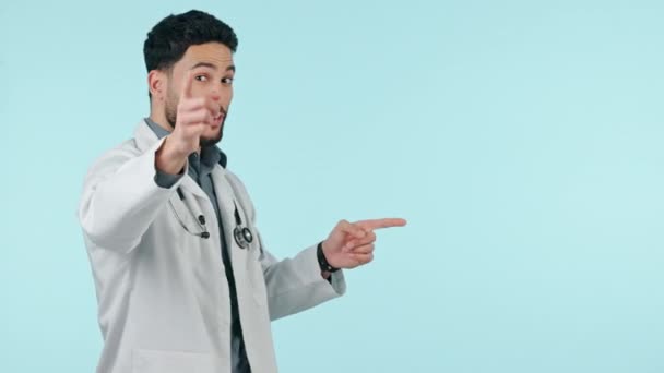 Lekarz Człowiek Wskazując Prezentację Opieki Zdrowotnej Wiadomości Kliniki Lub Szczęśliwą — Wideo stockowe