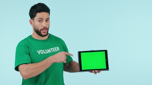 グリーンスクリーン ボランティア スタジオでタブレットのモックアップを持つ男がウェブサイトを指摘します 慈善寄付 追跡マーカーのための青い背景の技術を持つ人の肖像画 — ストック動画