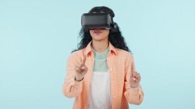 Kadın, öğrenci ve VR gözlükleri fütüristik e-öğrenme, yazılım veya kullanıcı deneyimi mavi arka planda. Sanal gerçeklikte heyecanlı ve insan, eğitim ekranı ve stüdyoda geleceğin teknolojisi..