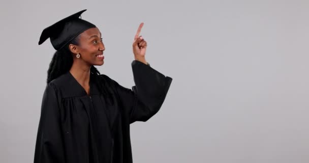 Mujer Negra Feliz Graduación Apuntando Maqueta Publicidad Contra Fondo Estudio — Vídeo de stock