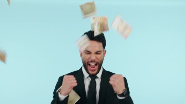 성공을위한 사업가 우승자 보너스 스튜디오에서 파란색 배경에 복권에 현금으로 전문가 — 비디오
