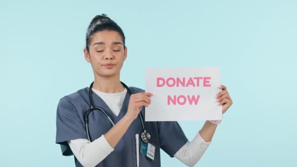 Face Şimdi Bağış Yap Mavi Stüdyo Arka Planında Panosu Kadın — Stok video
