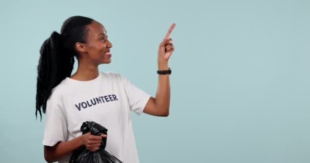 Bolsa Basura Voluntaria Feliz Mujer Negra Apuntan Noticias Contaminación Basura — Vídeos de Stock