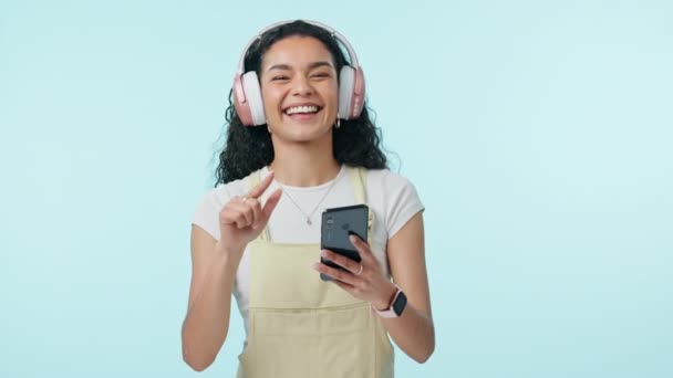Tanz Musik Und Fröhliche Frau Mit Kopfhörern Auf Dem Handy — Stockvideo