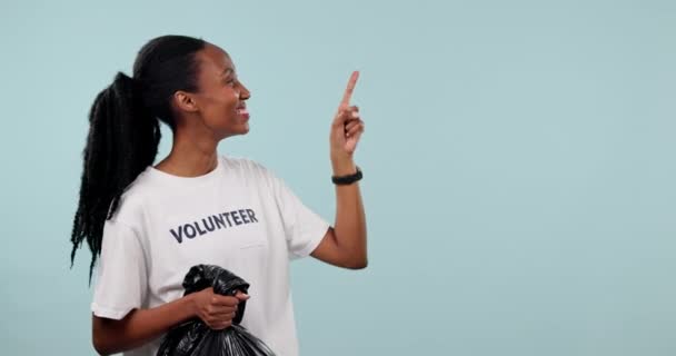 プラスチックバッグ ボランティア 幸せな黒人女性は 汚染クリーニングチェックリスト コミュニティサービスのタイムライン Ngoを指します モックアップスタジオスペース 廃棄物プロジェクトプラン ブルーバックグラウンドの人物 — ストック動画