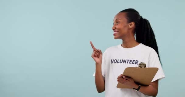 ボランティア 黒人女性 そして笑顔でチャリティ広告を指摘し スタジオではい Ngo 労働者 アフリカの女性 クリップボードと肖像画がボランティア情報のモックアップスペースを表示 — ストック動画