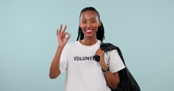 清洁垃圾袋 志愿者和黑人妇女可以签署垃圾污染项目 社区服务或工作室反馈 非政府组织的意见投票 好的情感符号或肖像人物在蓝色背景下眨眼 — 图库视频影像